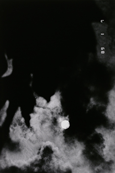 川田喜久治《昭和最後の太陽、昭和64年1月7日》〈ラスト・コスモロジー〉より 1989年 ゼラチン・シルバー・プリント 東京都写真美術館蔵 川田喜久治《昭和最後の太陽、昭和64年1月7日》〈ラスト・コスモロジー〉より 1989年 ゼラチン・シルバー・プリント 東京都写真美術館蔵